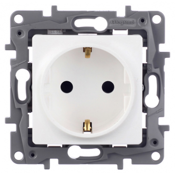 Розетка электрическая с заземлением и шторками Legrand Etika 672222 (белая)